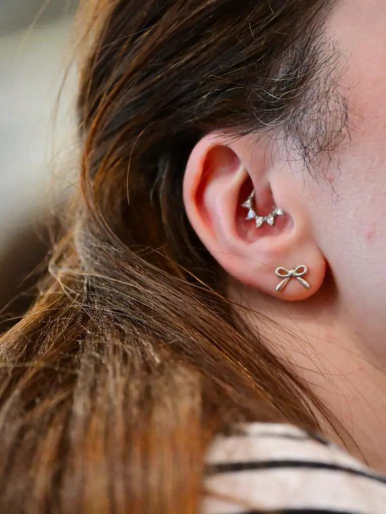 Daith z ozdobnym ringiem i kolczyk w płatku ucha